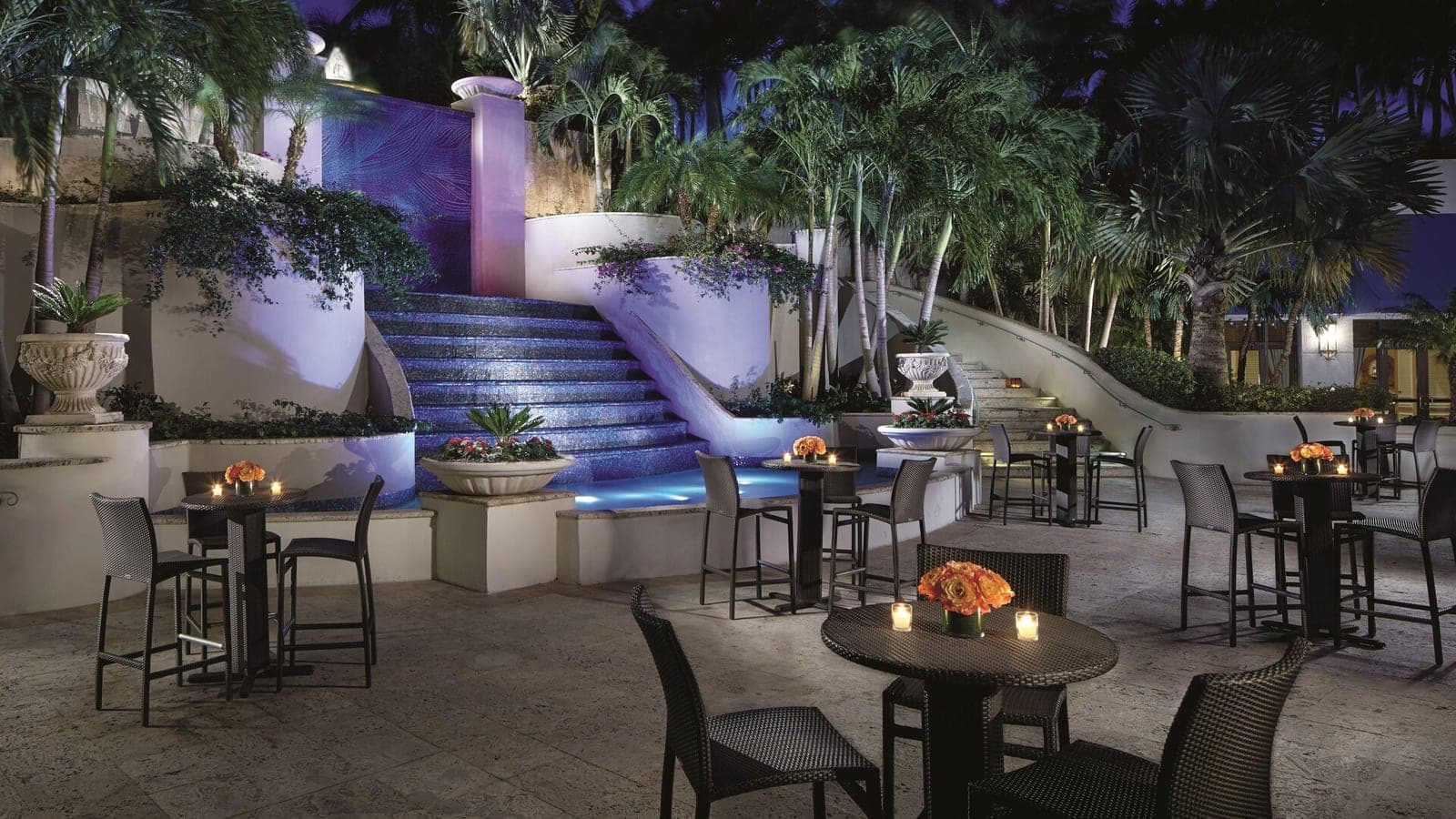 Terraza de la fuente de The Ritz-Carlton Coconut Grove de noche